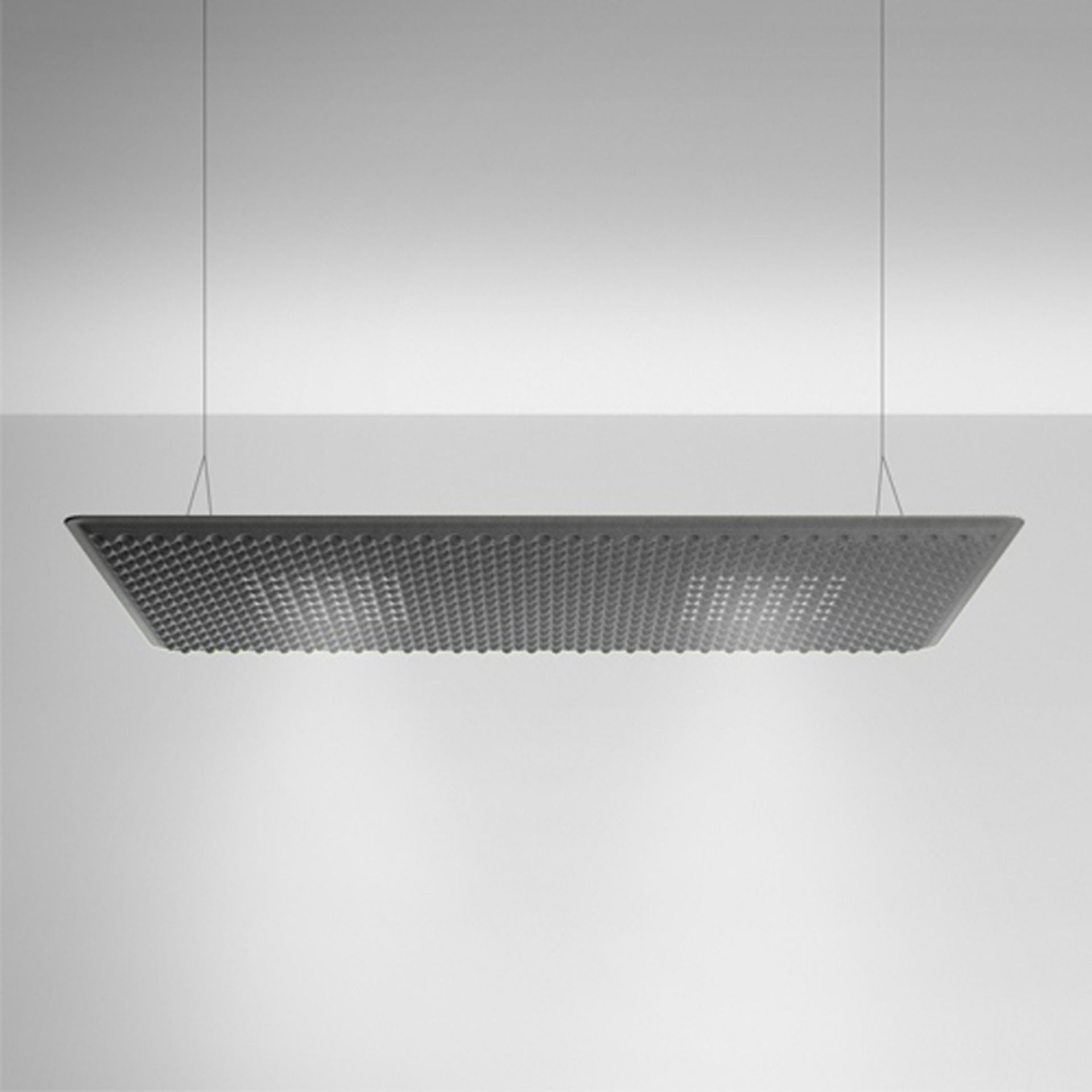 Graue Eggboard Matrix Pendelleuchte von Artemide mit strukturierter Oberfläche und indirektem Licht.