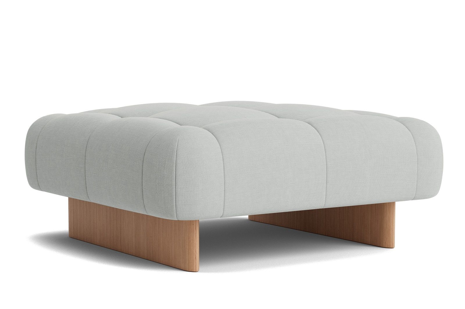 Quilton Ottoman Hocker von Hay in hellgrauem Stoffbezug und Holzfuß, moderne Wohnzimmer Möbel.