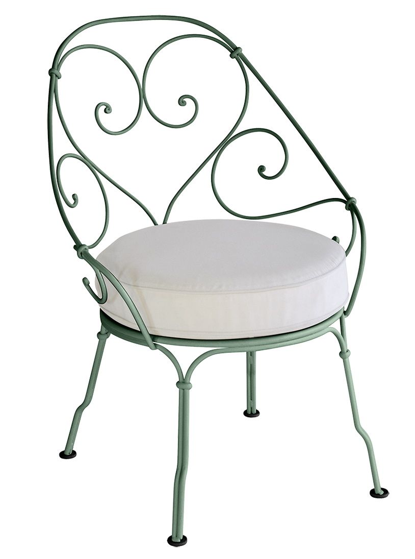 Fermob 1900 Sessel Cabriolet Outdoor in Grün mit weißem Sitzkissen für Garten und Terrasse.