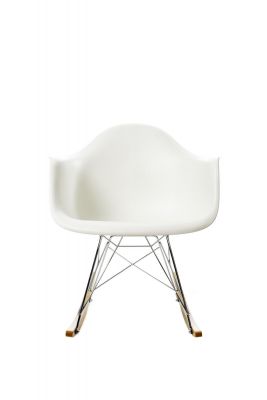 Weißer Eames Plastic Arm Rocking Chair (RAR) mit Chromgestell und Ahorn-Kufen. Designklassiker Schaukelstuhl.