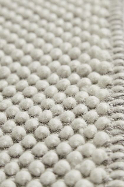Detailaufnahme des Tact Rug Teppichs von Woud, 90x140 cm, mit strukturierter Oberfläche.