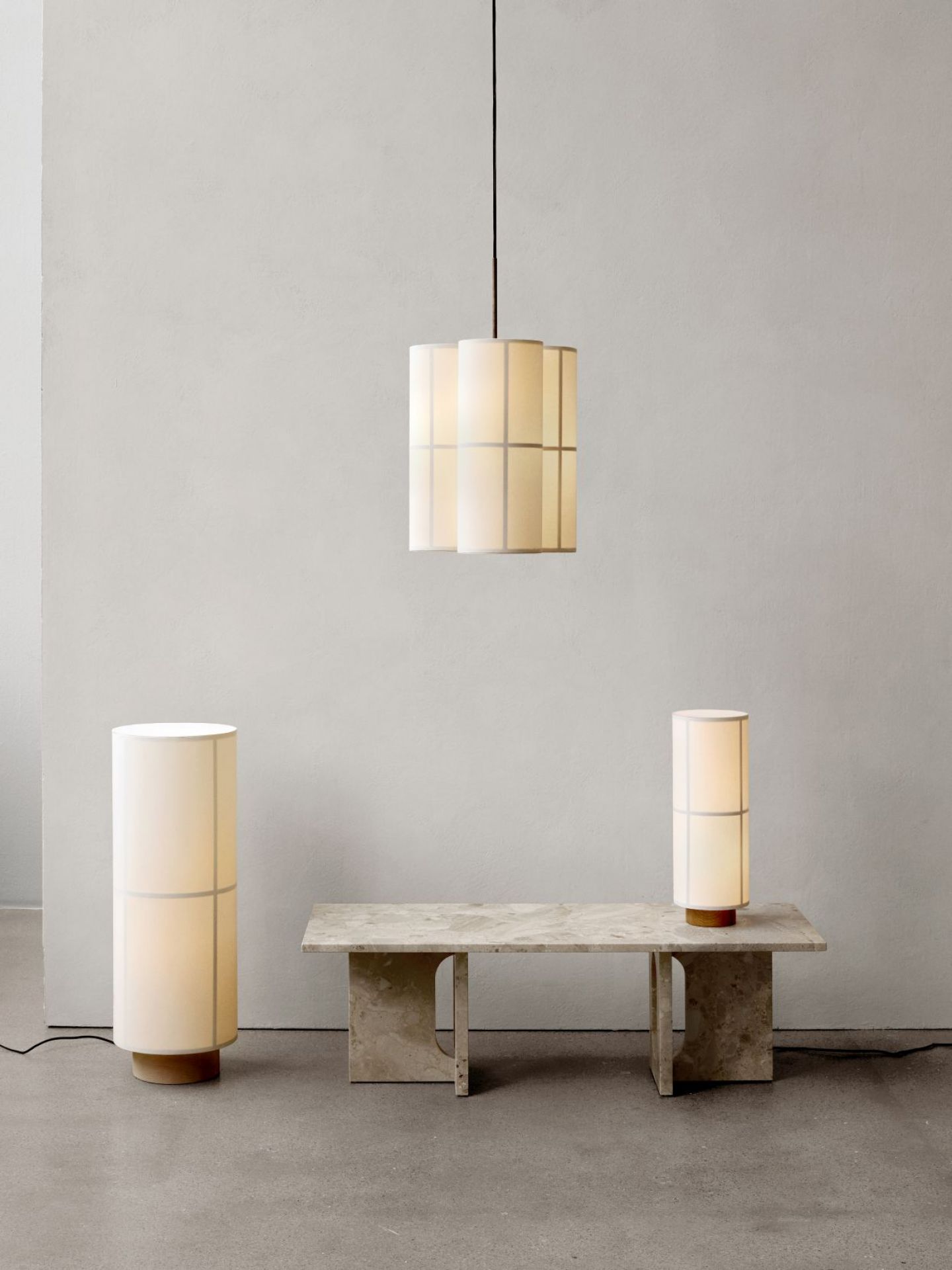 Audo Hashira Tischleuchte und Pendelleuchte: Zylindrische Lampen mit Stoffschirm und minimalistischem Design.