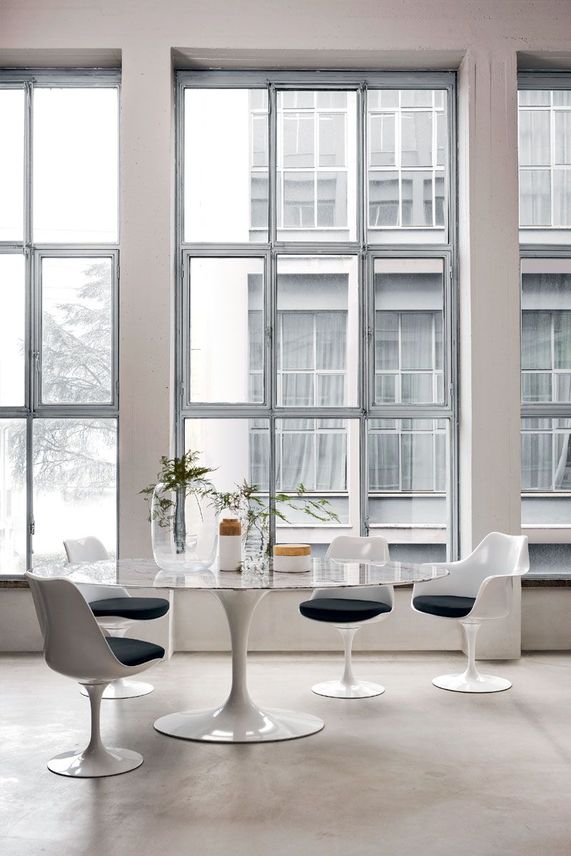 Esszimmer mit Marmortisch und vier drehbaren Tulip Chairs von Knoll International mit schwarzen Sitzkissen.