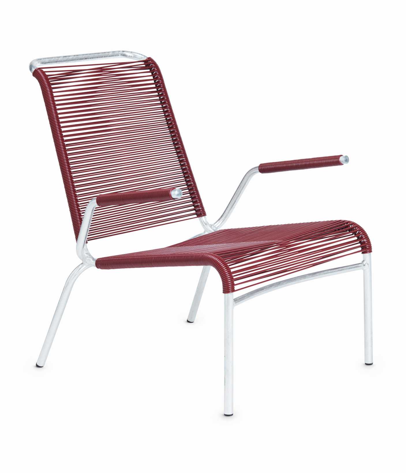 Altorfer Lounge Sessel Outdoor Embru: Roter Outdoor Sessel mit Armlehnen und silbernem Gestell.