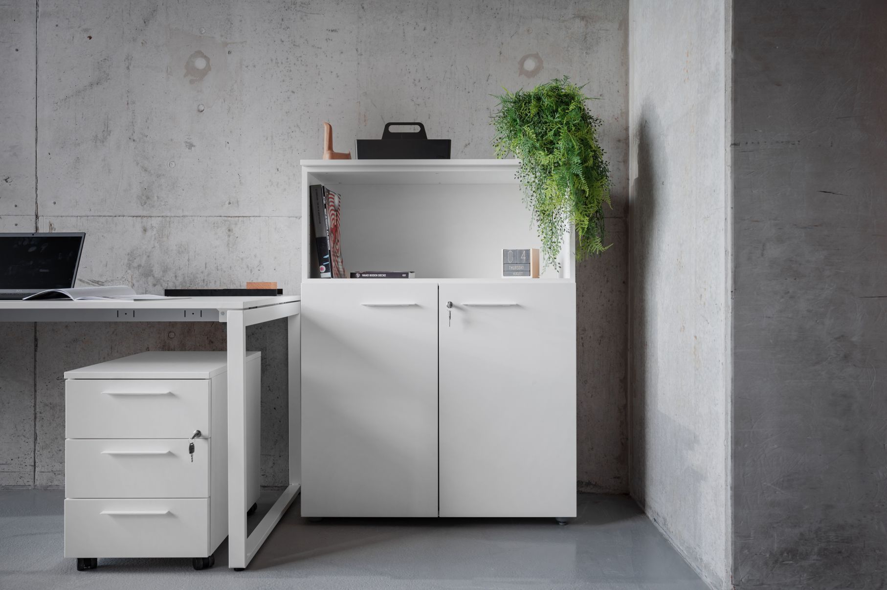 Weißer Rollcontainer Pedestal von Frezza mit Schubladen und abschließbarem Büroschrank für moderne Büroeinrichtung.