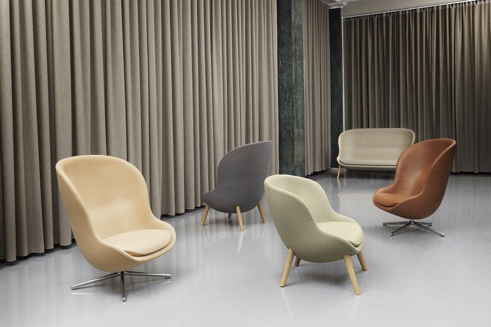 Mehrere Hyg Lounge Sessel von Normann Copenhagen in verschiedenen Farben und Ausführungen in einem Raum.