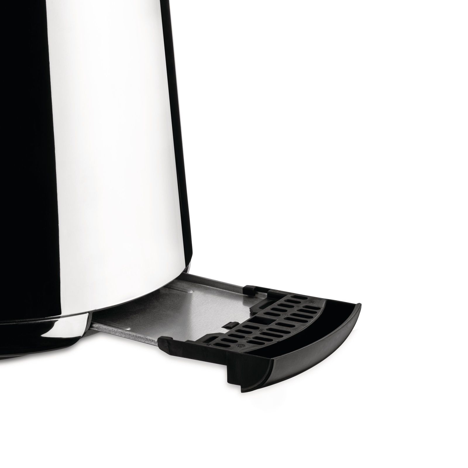 Detailaufnahme des Alessi Toru Toasters mit herausgezogener Krümelschublade. Edelstahl Toaster für knuspriges Brot.
