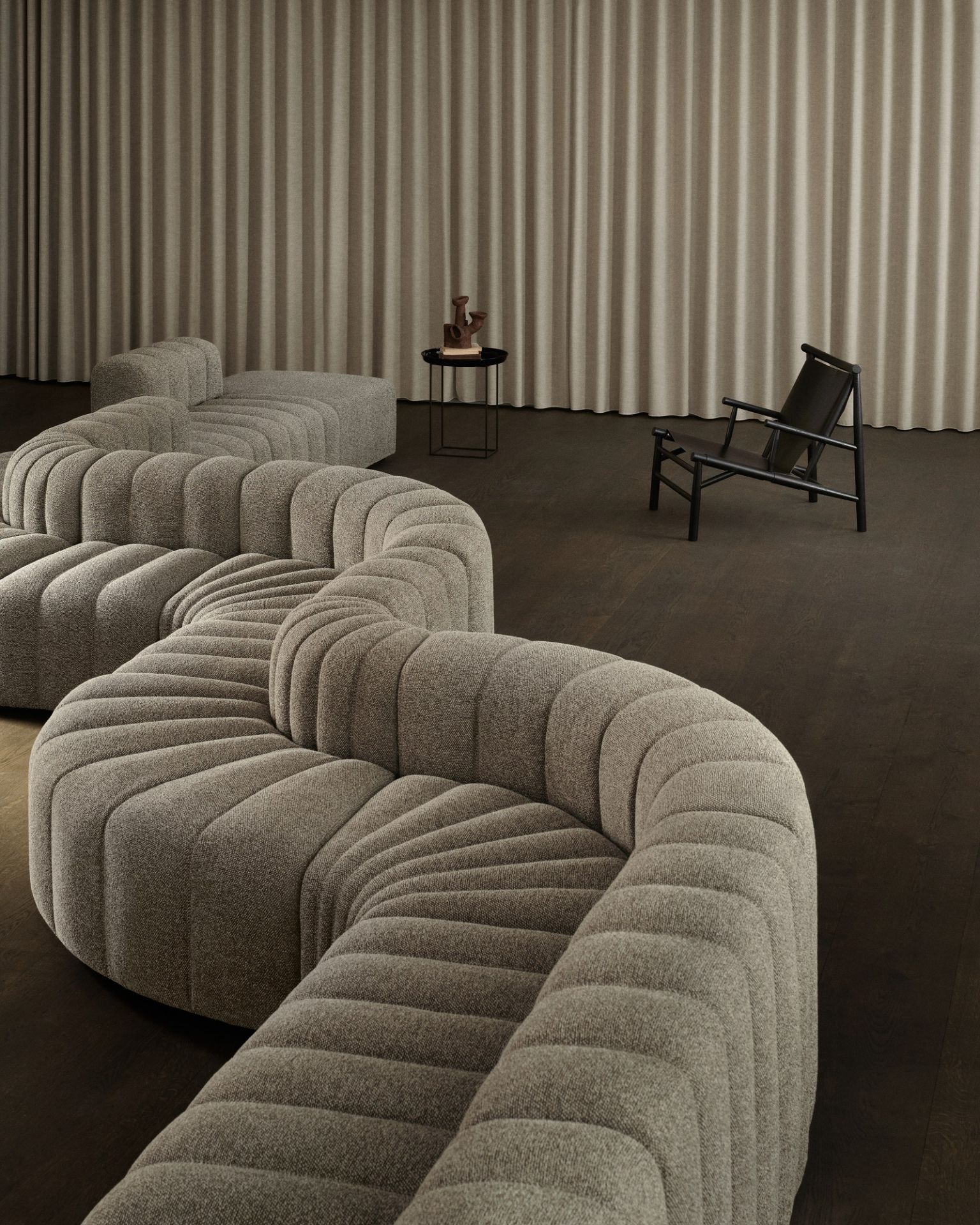 Norr11 Duke Small Side Table Beistelltisch in modernem Wohnzimmer mit modularem Sofa und Design-Sessel.