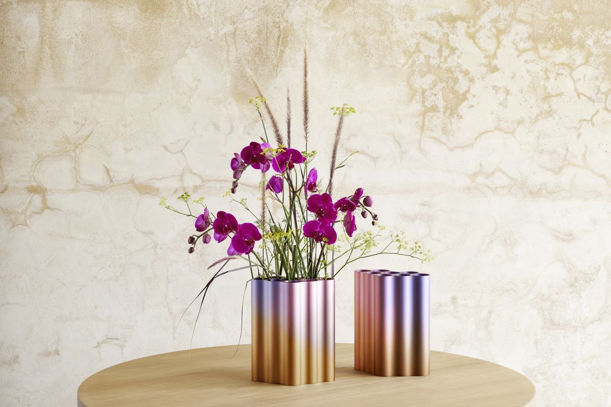 Nuage Vase M Abstrait Vitra LIMITED EDITION mit Blumen auf einem Holztisch vor einer Wand.