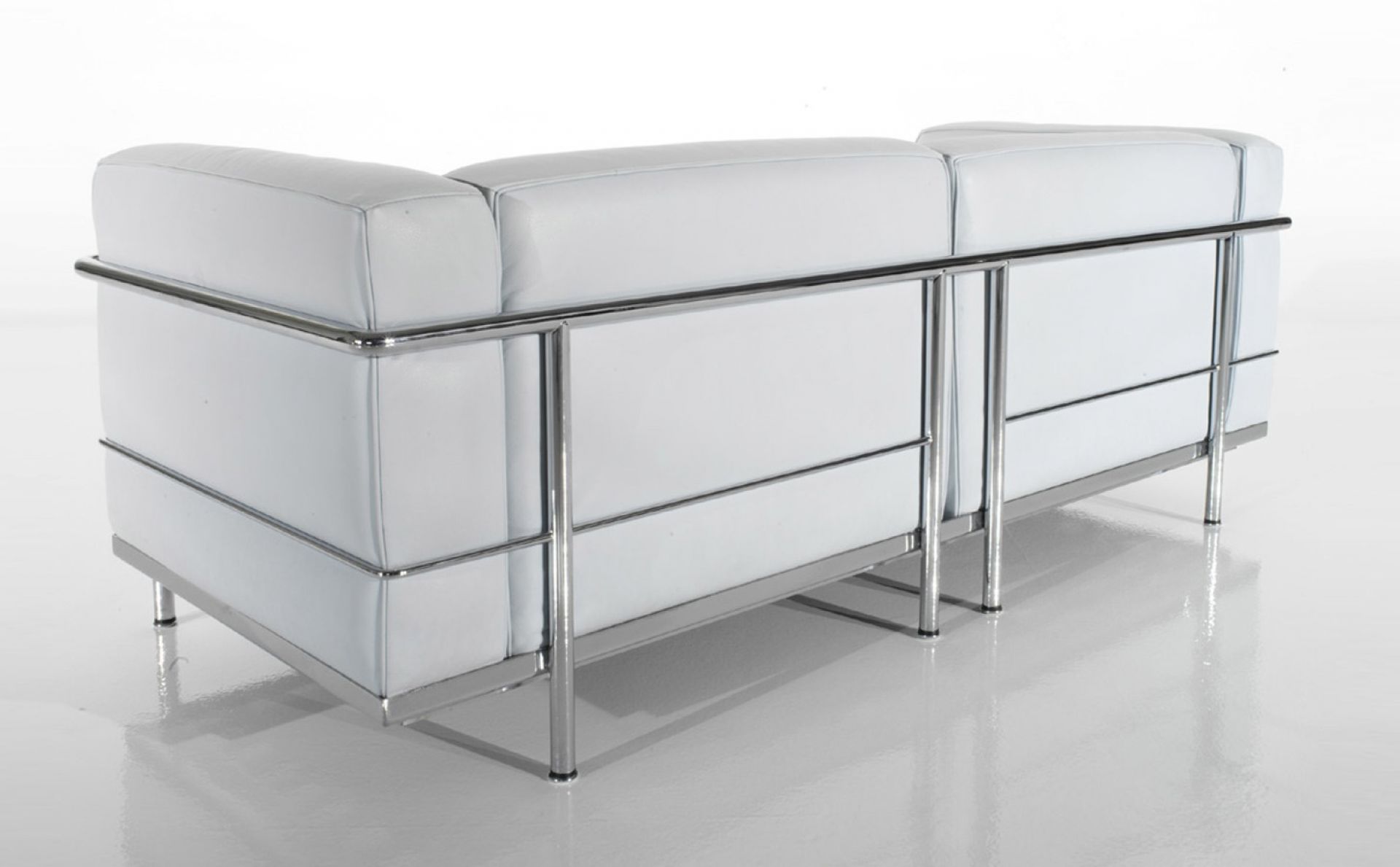 Rückansicht des Cassina 3 Fauteuil Zweisitzer Sofas in weißem Leder mit Chromgestell.