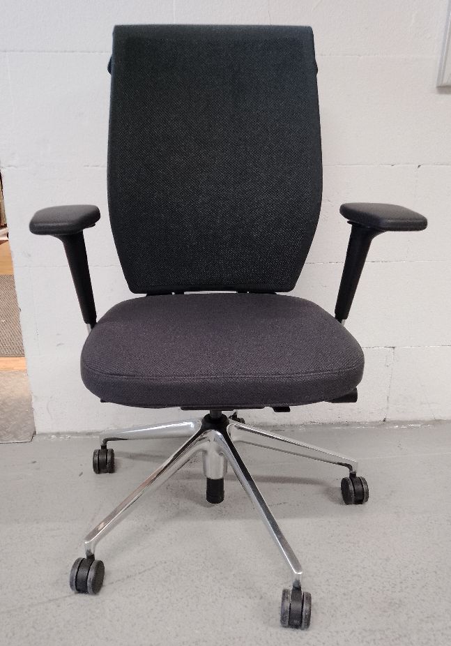 Vitra ID Cloud Bürodrehstuhl, gebrauchter Bürostuhl mit schwarzem Stoffbezug und silberfarbenem Fußkreuz auf Rollen.