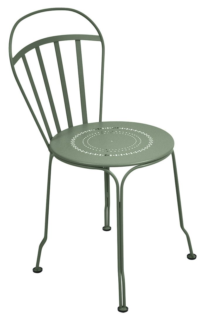 Louvre Stuhl von Fermob für den Außenbereich, grüner Metallstuhl mit runder Sitzfläche und filigranem Design.