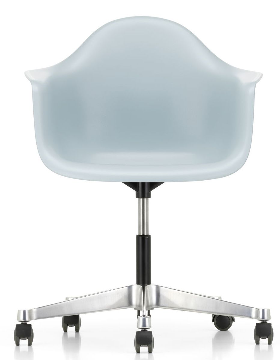 Vitra Eames Plastic Arm Chair PACC in Hellblau, Bürostuhl mit Rollen und Aluminiumfuß.
