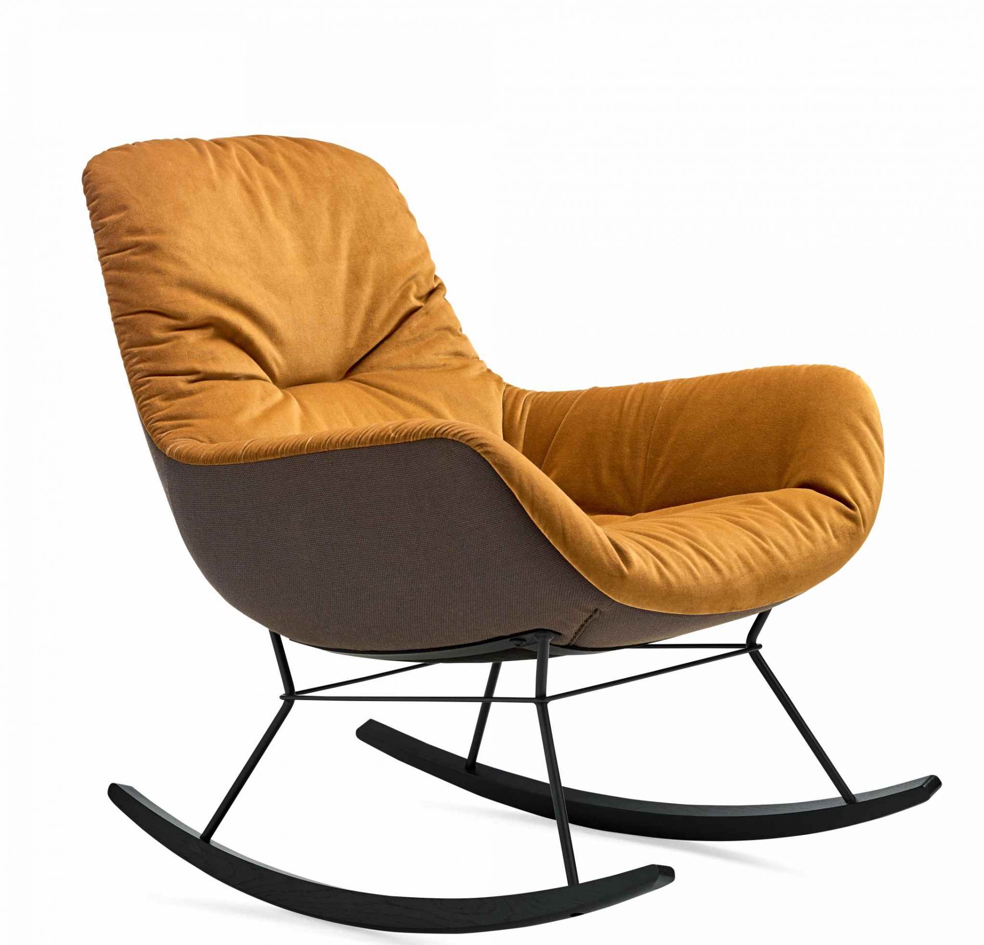 Leya Rocking Lounge Chair von Freifrau Manufaktur, Schaukelsessel mit gelbem Samtbezug und schwarzem Metallgestell.