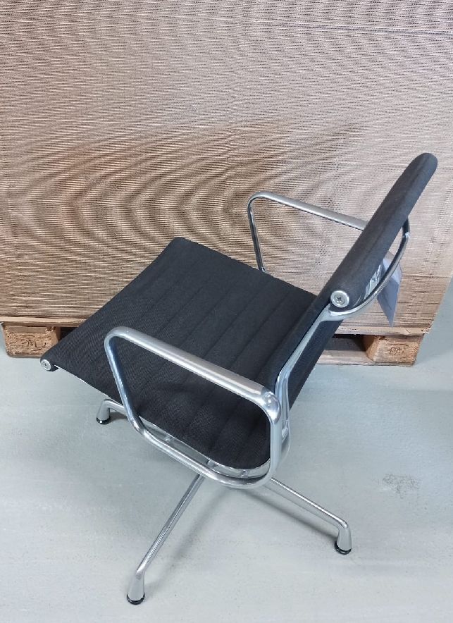 Aluminium stoel EA 104 / EA104 stoel NERO/MOORBRAUN Vitra TENTOONSTELLINGSSTUK / TWEEDEHANDSMEUBEL