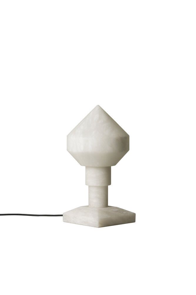Nahaufnahme der Zeleste Tischlampe von Santa & Cole aus weißem Marmor, modernes Design.