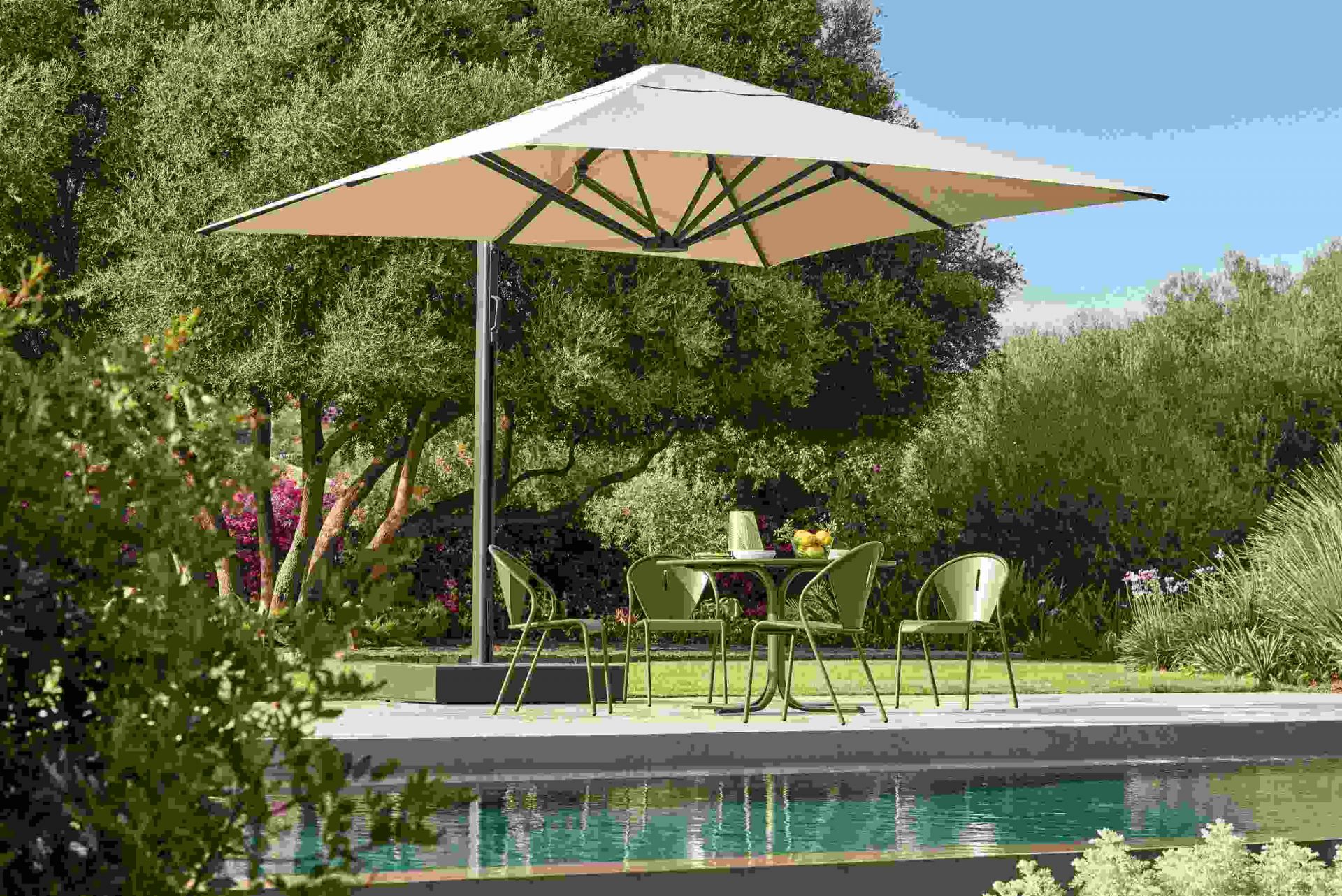 Emu Code Chair Outdoor Stuhl-Set in Grün mit Tisch und Sonnenschirm am Pool.