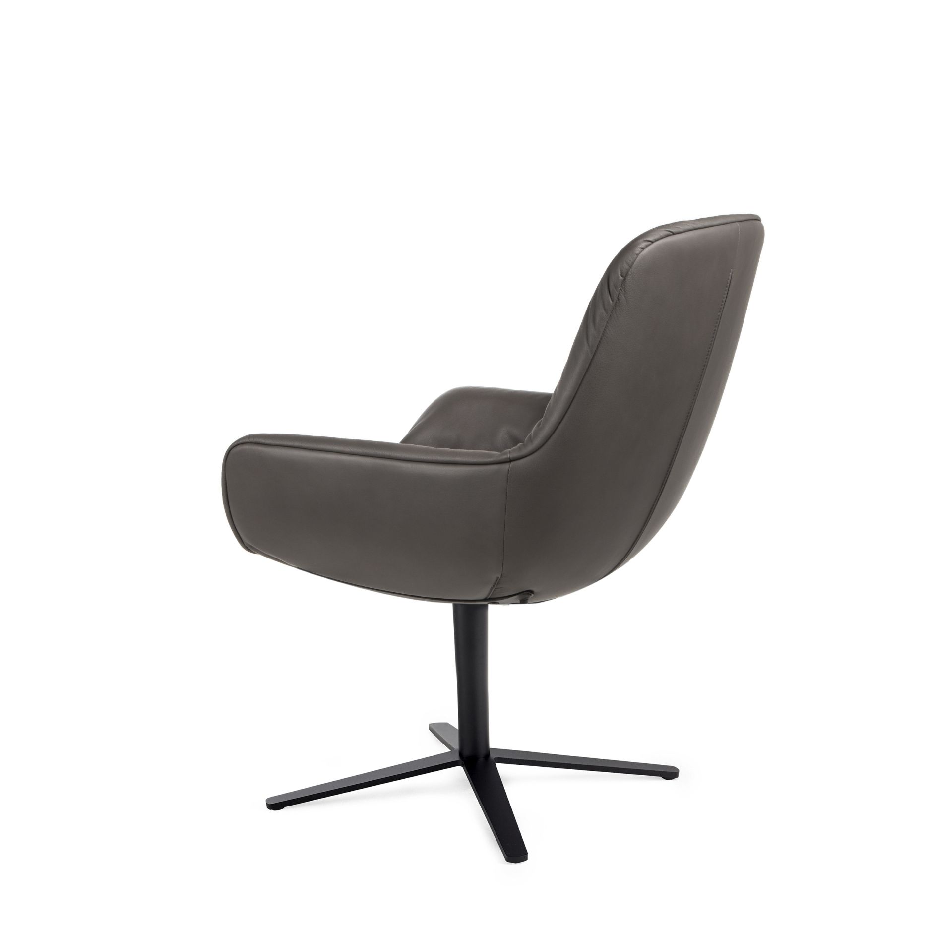 Grauer Leya Lounge Sessel von Freifrau Manufaktur mit schwarzem Drehfuß, modernes Möbeldesign für Wohnzimmer.