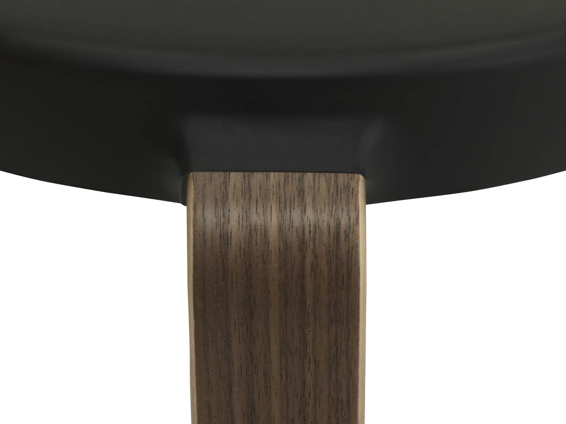 Detailaufnahme vom Normann Copenhagen Tap Hocker: Schwarze Sitzfläche und Holzbein aus Walnussholz.