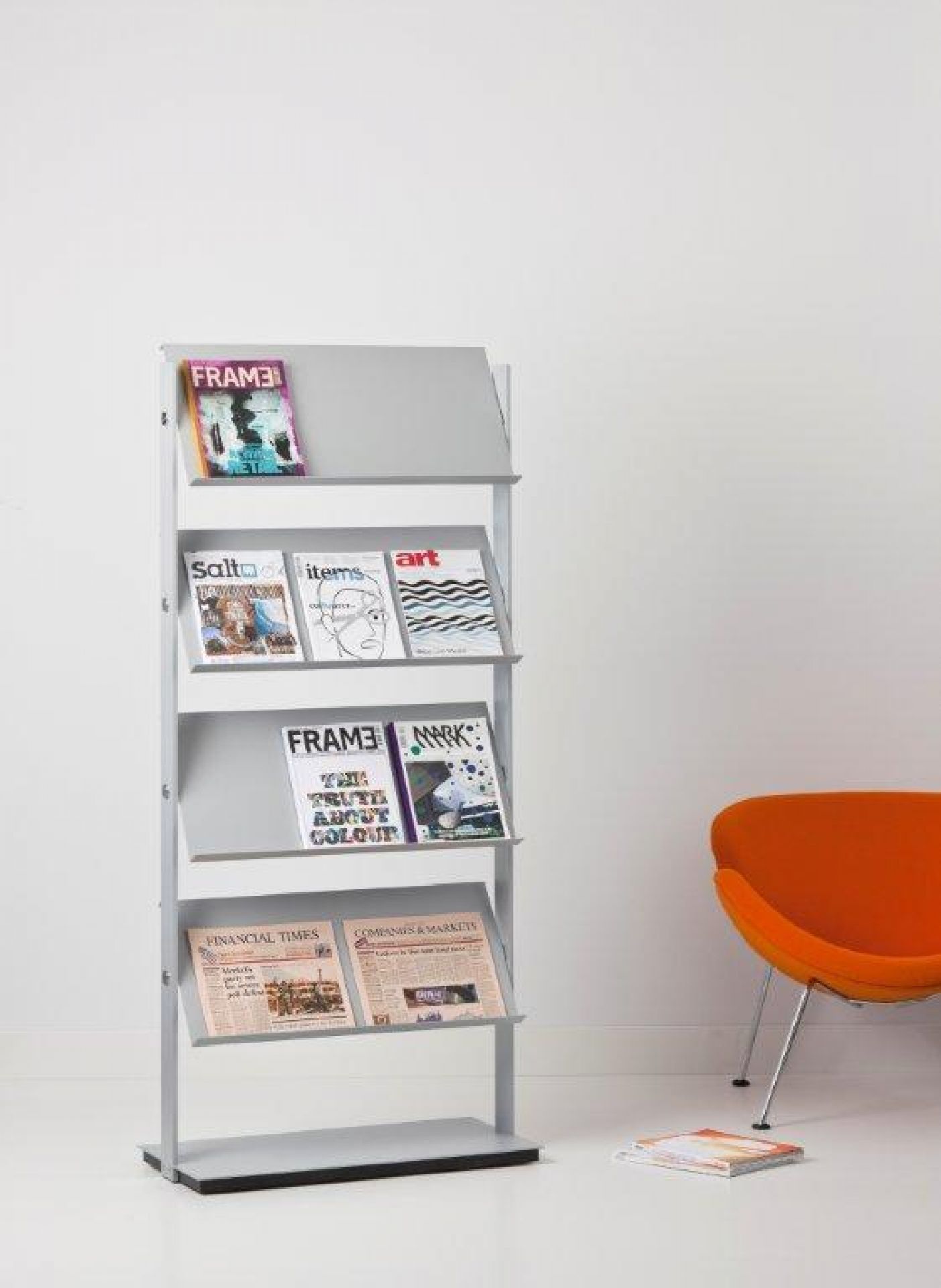 Flexxible Prospektständer von Cascando, silbernes Regal mit Magazinen und Zeitungen, ideal für Wartebereiche.