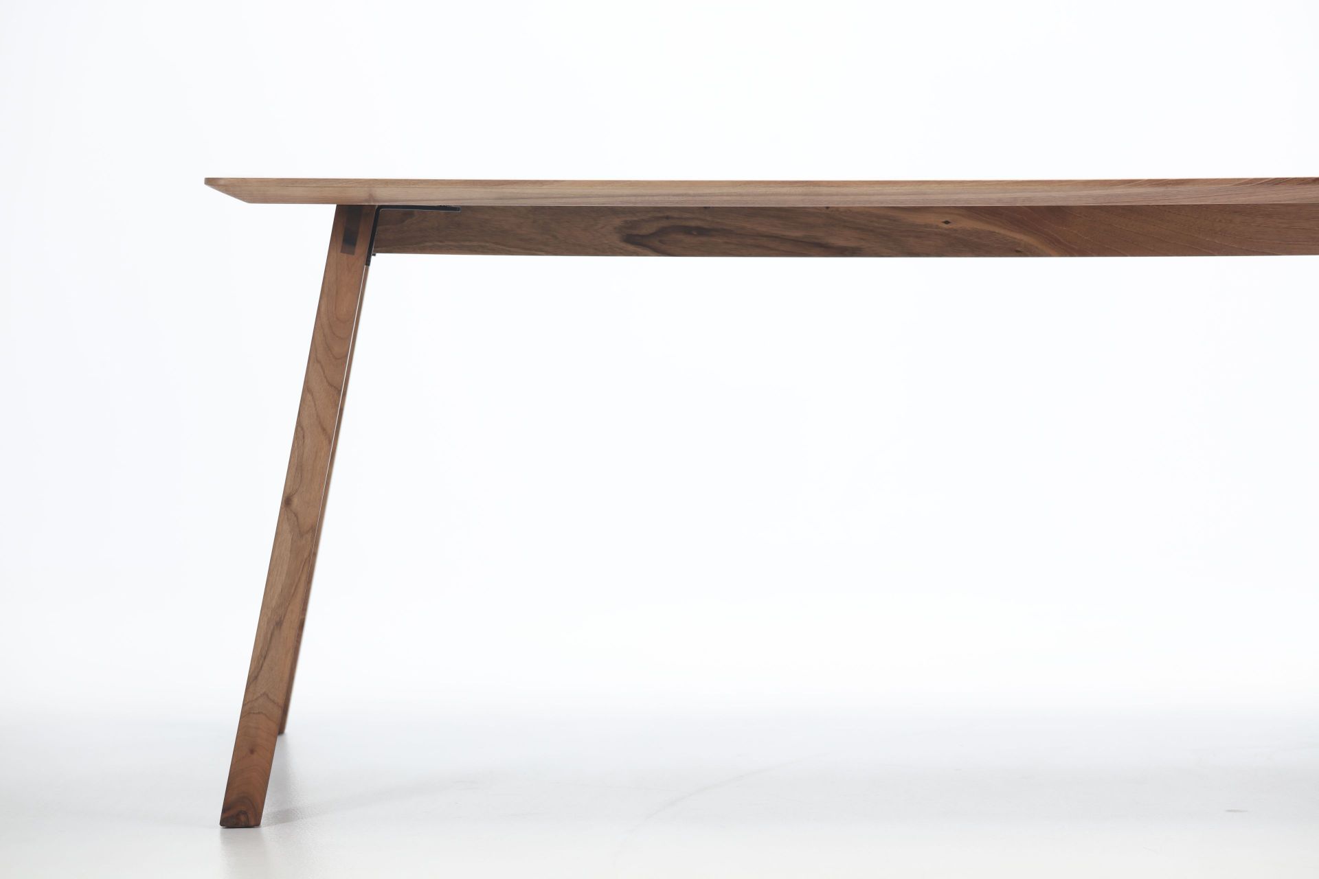 Detailaufnahme vom Monk Tisch von Prostoria, ein Esstisch aus massivem Nussbaumholz mit schlichtem Design.