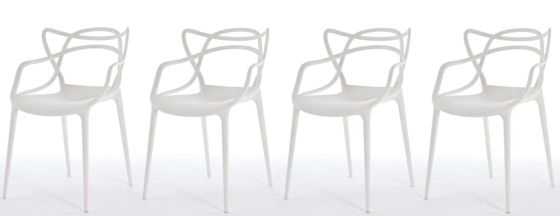 Vier weiße Masters Stühle von Kartell, Design Stühle mit Armlehne, modernes Möbeldesign.