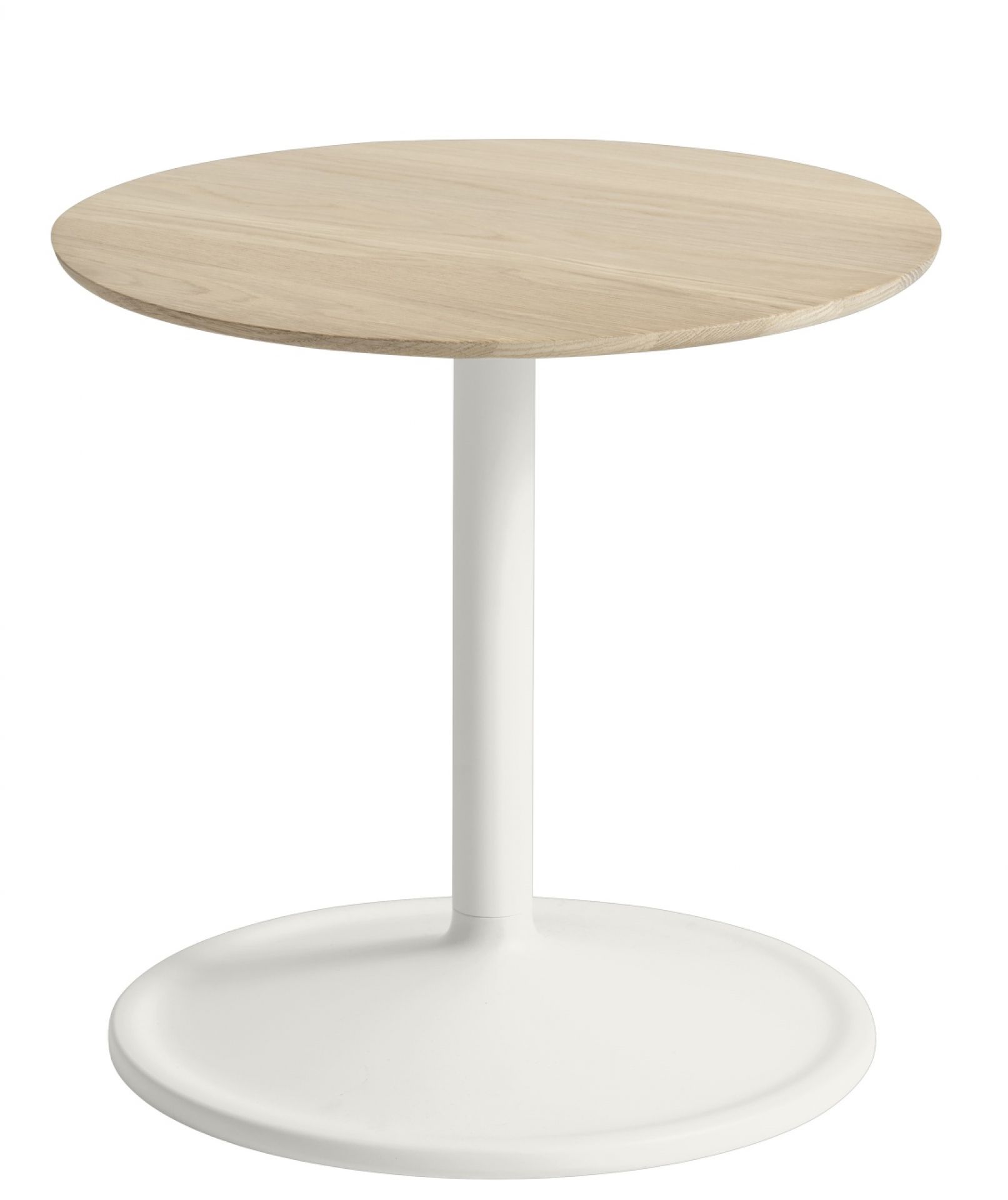 Muuto Soft Side Table Beistelltisch mit runder, heller Holzplatte und weißem Fuß auf weißem Hintergrund.