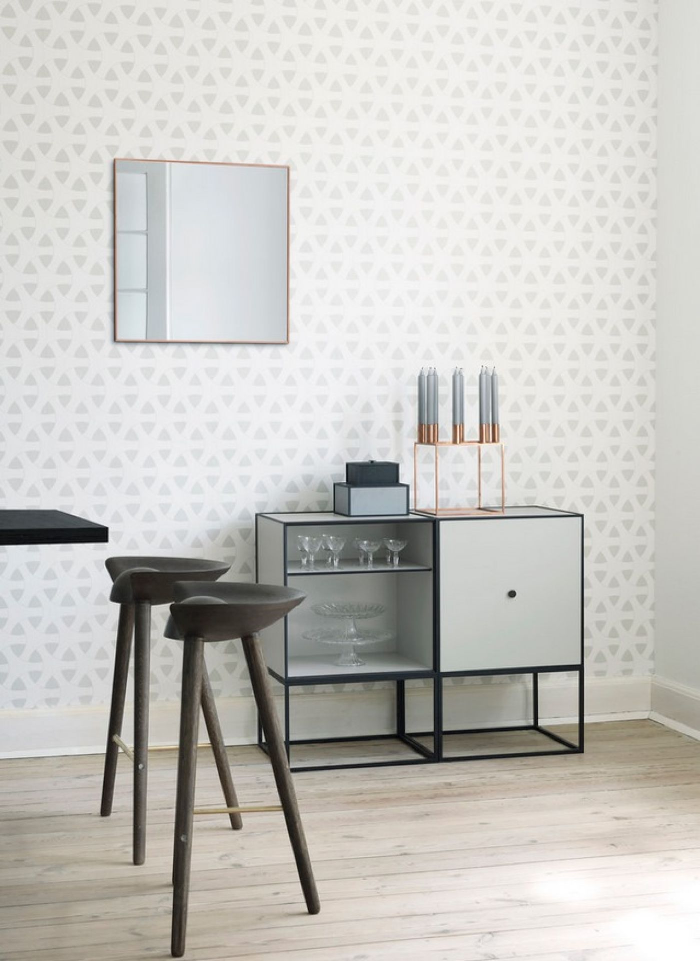 Zwei ML42 Thekenhocker von Audo in dunklem Holz vor einem Sideboard und Spiegel.