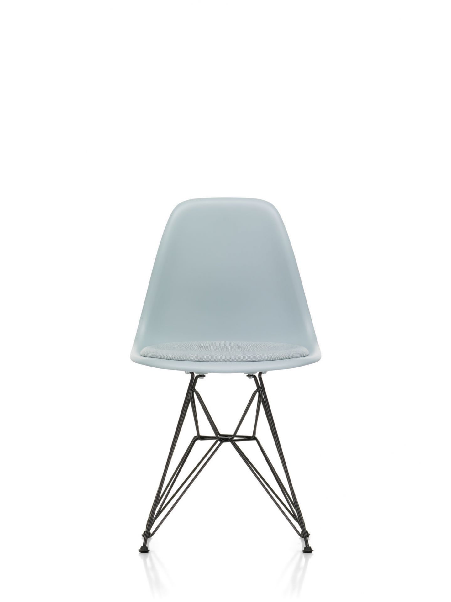Eames DSR Stuhl mit Sitzpolster, hellgraue Kunststoffschale, Chromgestell. Designklassiker für Esszimmer.