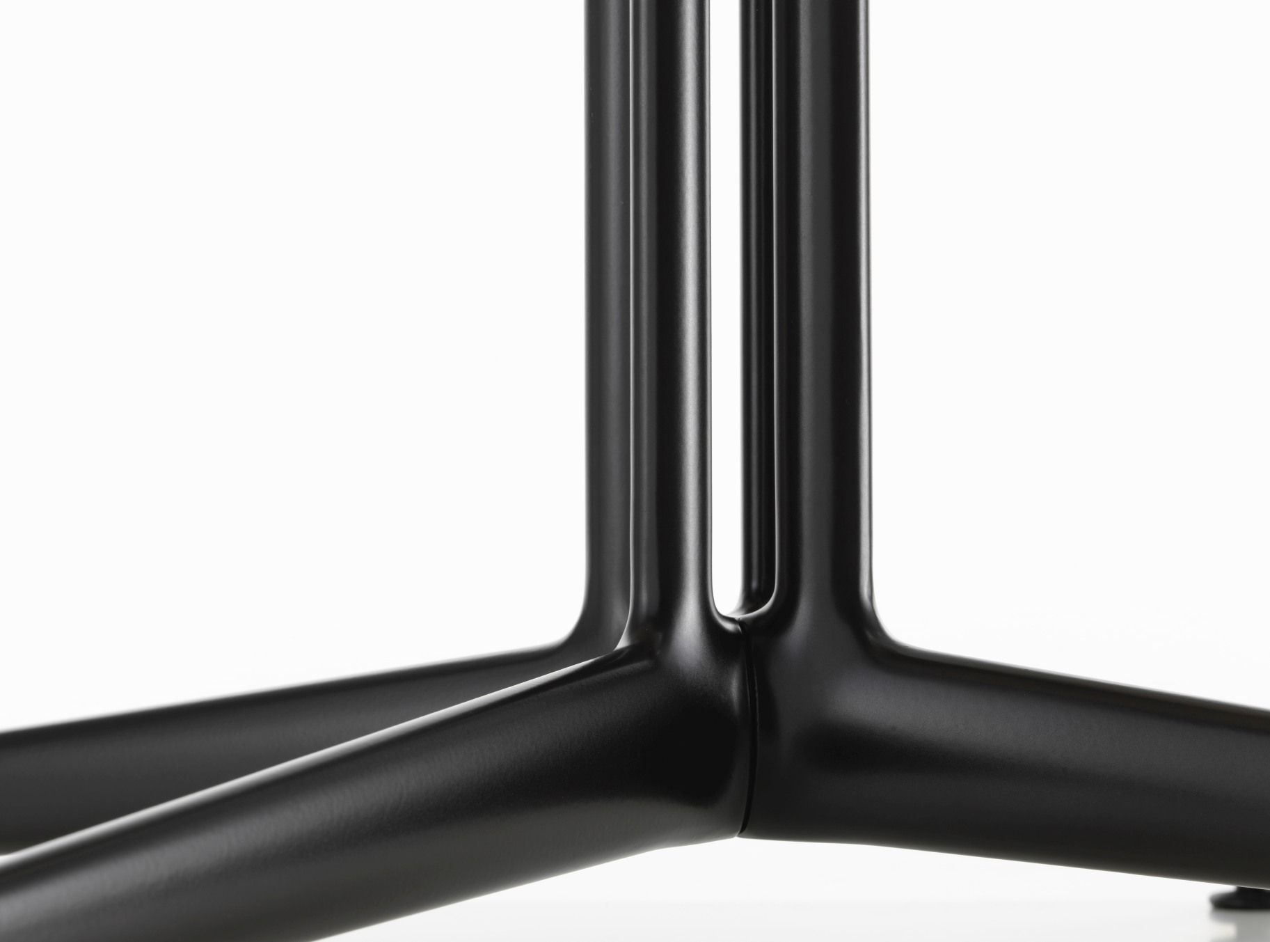 Detailaufnahme des schwarzen Metallfußgestells vom Vitra DKL-2 Wire Chair Stuhl.