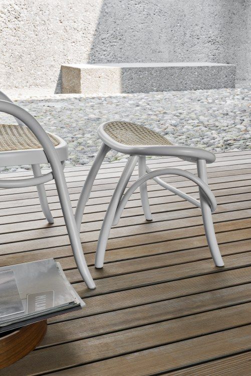 Detailaufnahme eines weißen Wiener GTV Design Hockers mit Rohrgeflecht-Sitzfläche für den Wohnbereich oder Garten.