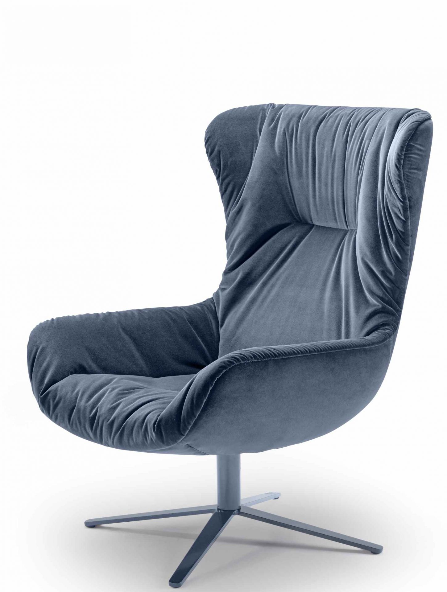 Blauer Leya Wingback Ohrensessel der Freifrau Manufaktur mit Drehfuß und weichem Samtbezug im modernen Design.