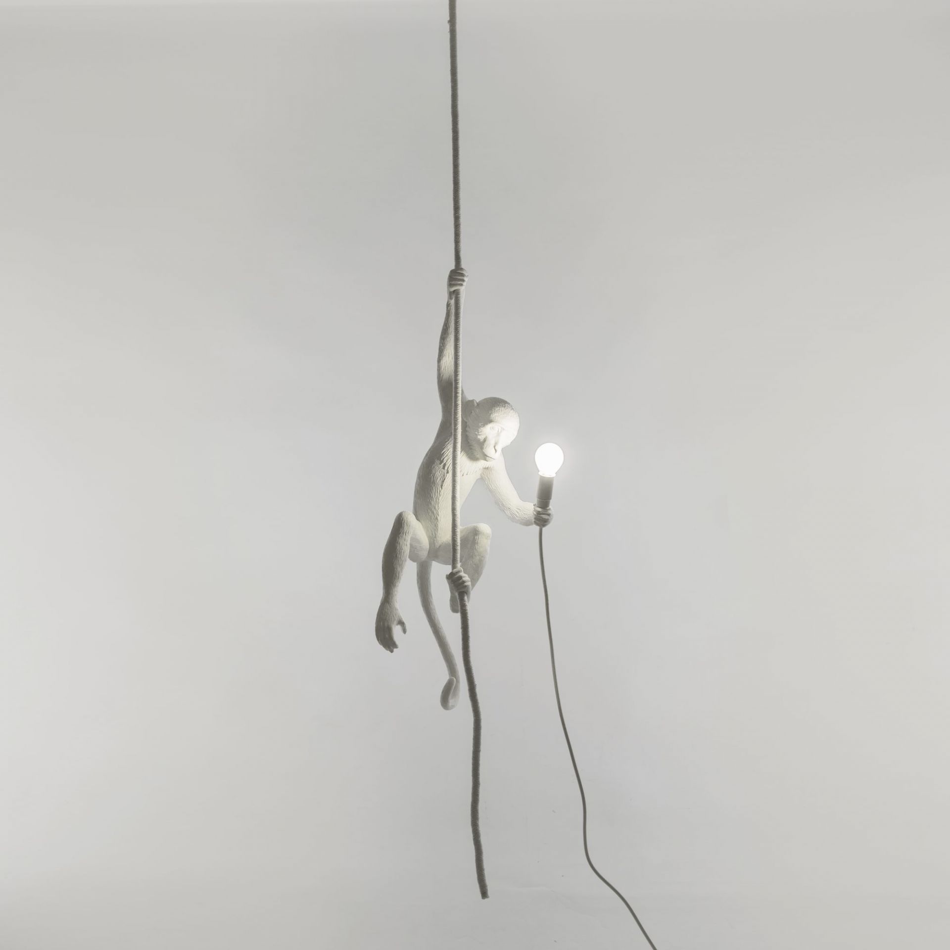 Weiße Monkey Lamp Pendelleuchte von Seletti, Affe hält Glühbirne an einem Seil, Indoor-Beleuchtung.