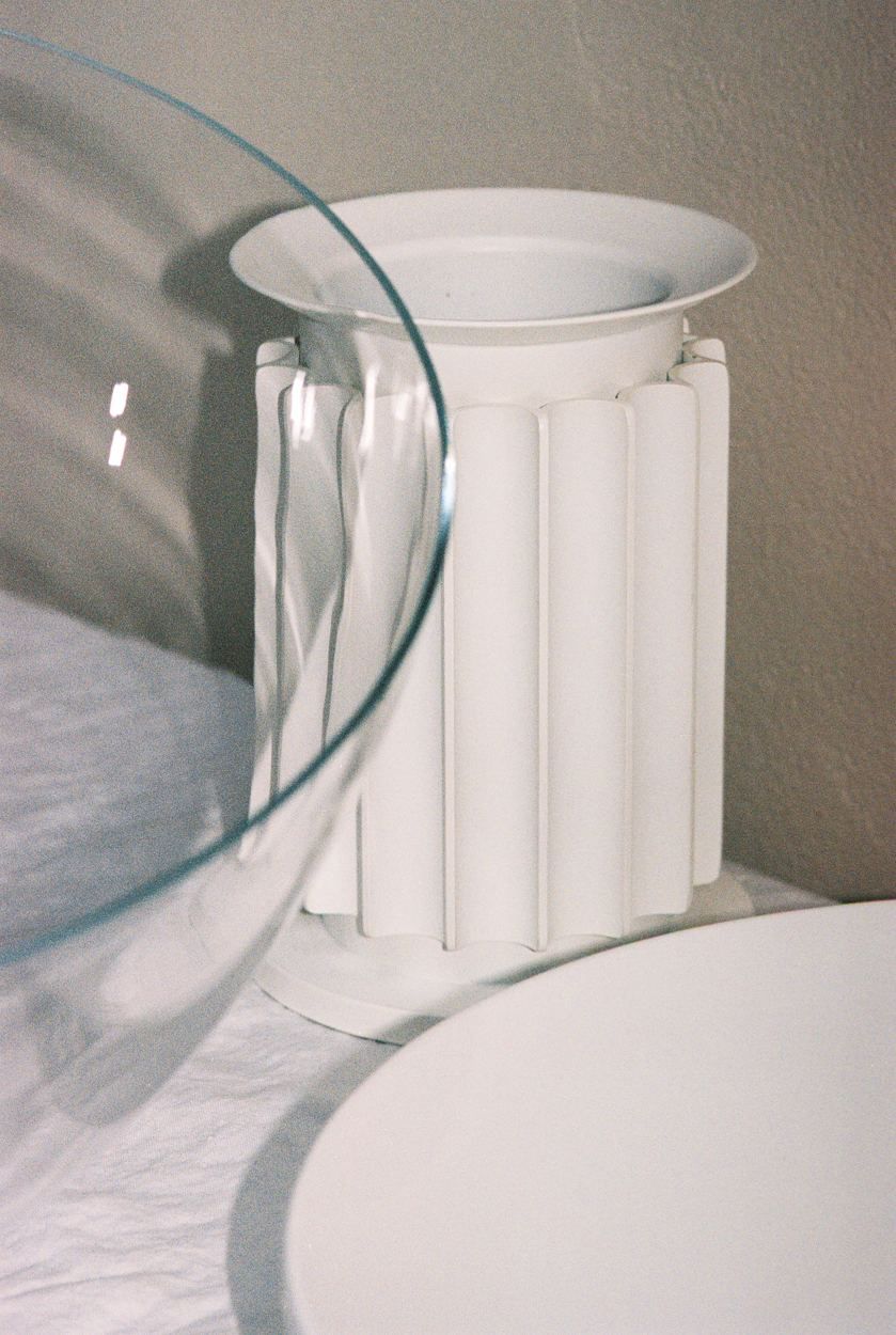 Taccia Tischleuchte von Flos, weiße LED Lampe mit Glasdiffusor, modernes Design.