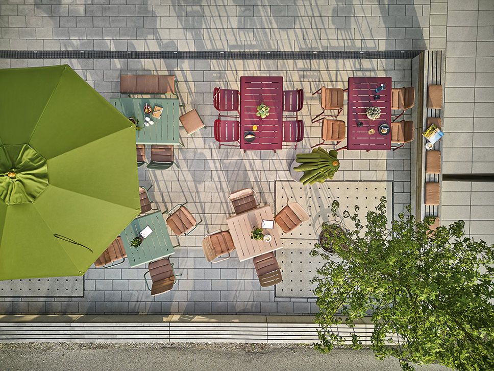 Vogelperspektive von mehreren farbigen Vapio Tischen von Weishäupl, Outdoor-Möbel für Garten, Terrasse und Balkon.