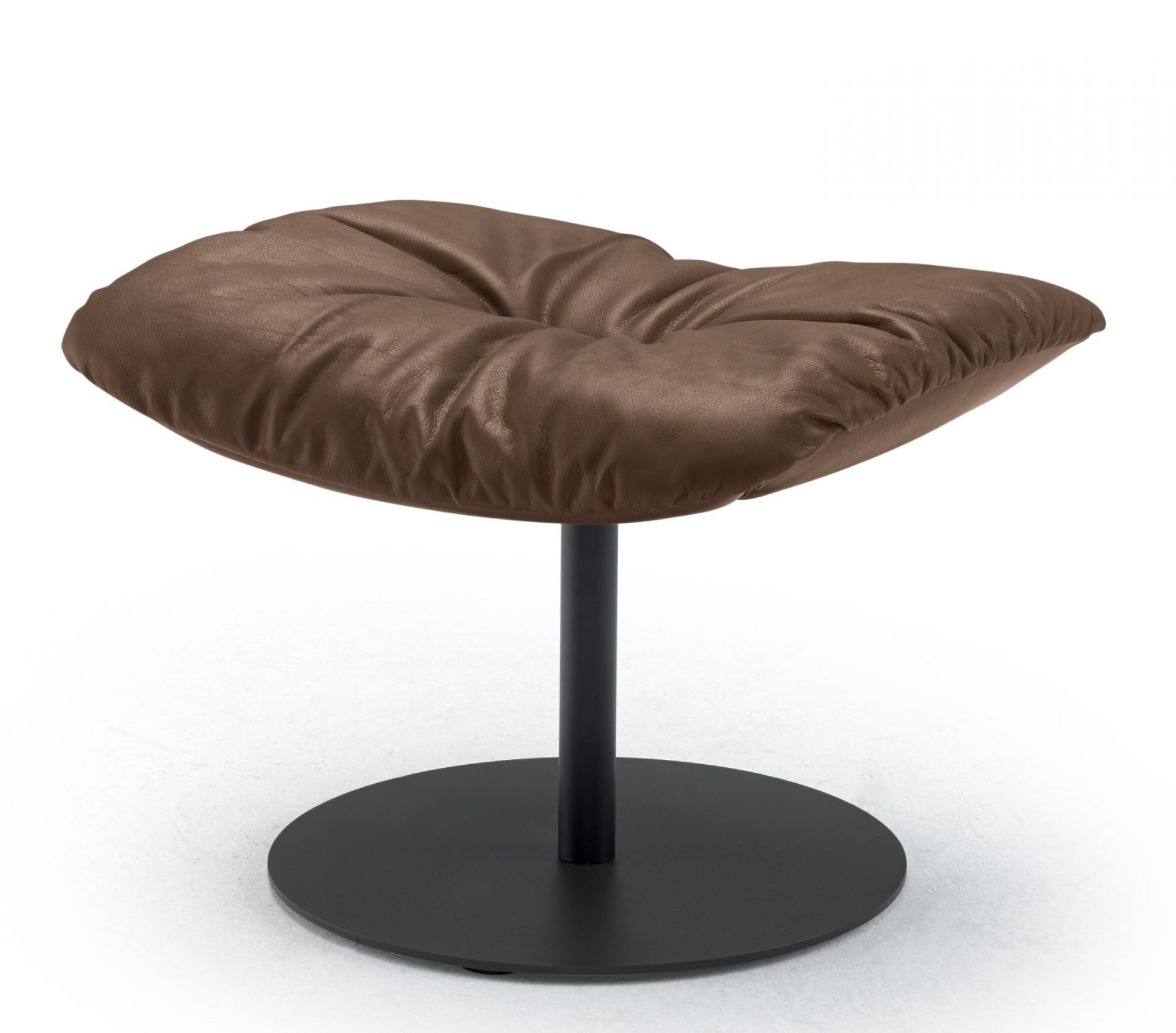Freifrau Leya Ottoman mit braunem Lederbezug und schwarzem Fuß, moderner Hocker für Wohnzimmer.