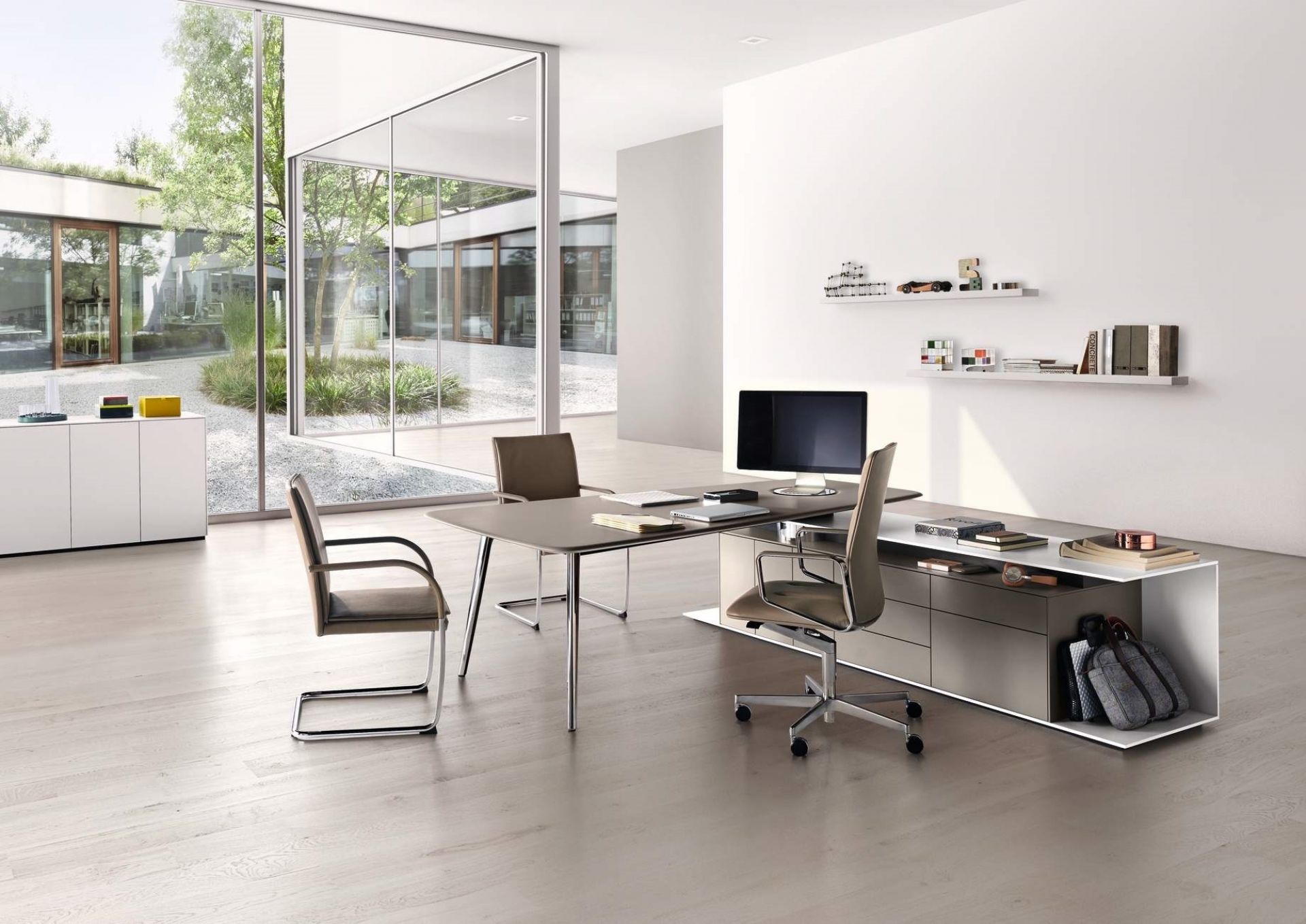Moderner Büroraum mit Leadchair Executive Drehstuhl von Walter Knoll, Schreibtisch und Regalen.