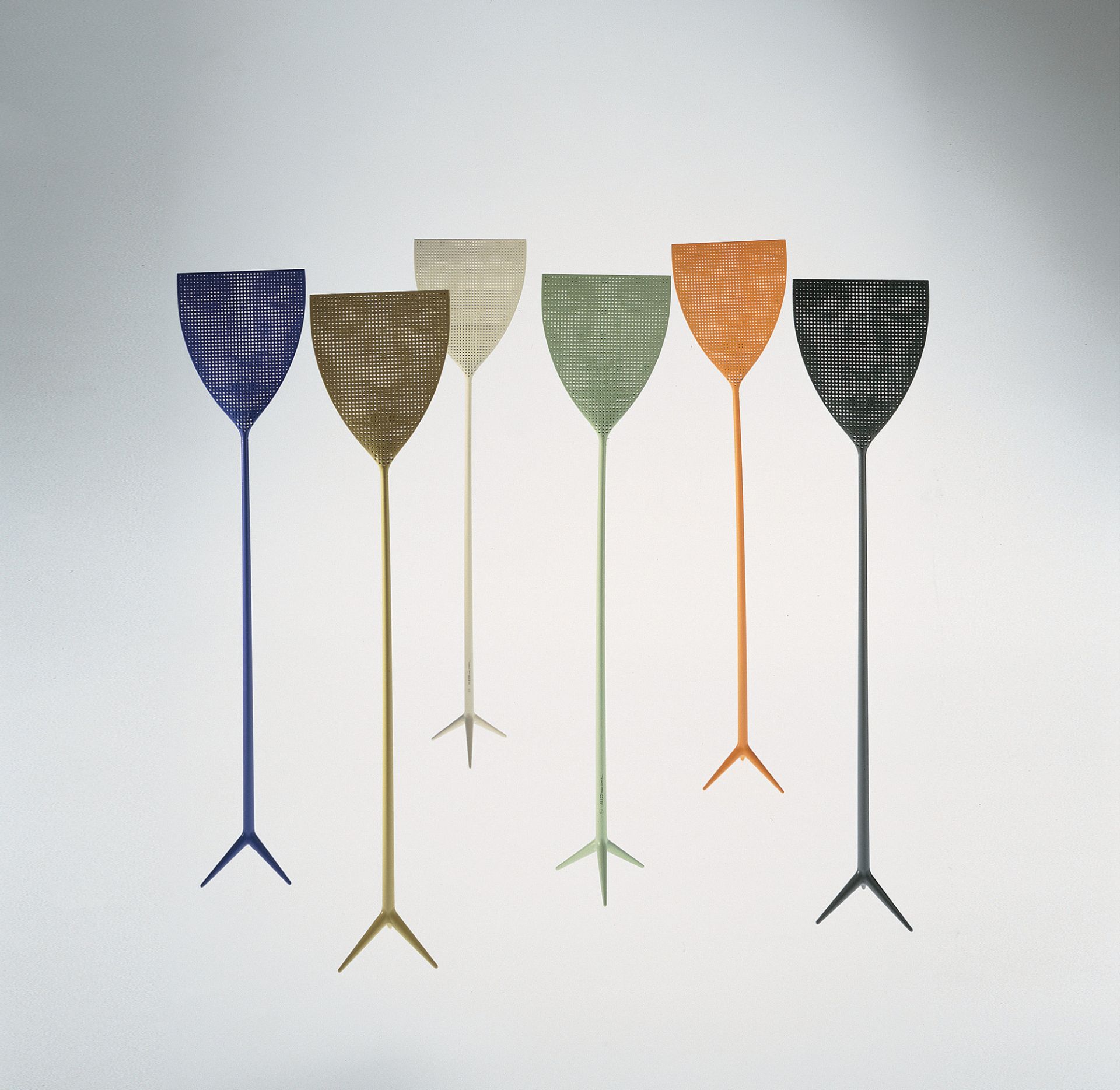 Sechs farbige Dr. Skud Fliegenklatschen von Alessi, Insektenschutz und stilvolles Design für Zuhause.