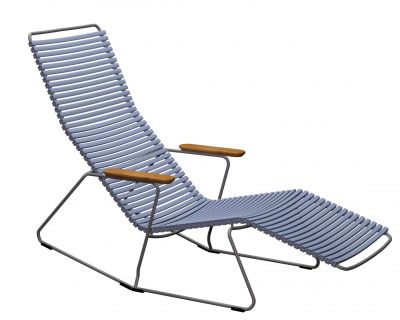 Houe Click Sonnenliege in Taubenblau: Moderne Outdoor Liege mit Holzarmlehnen.