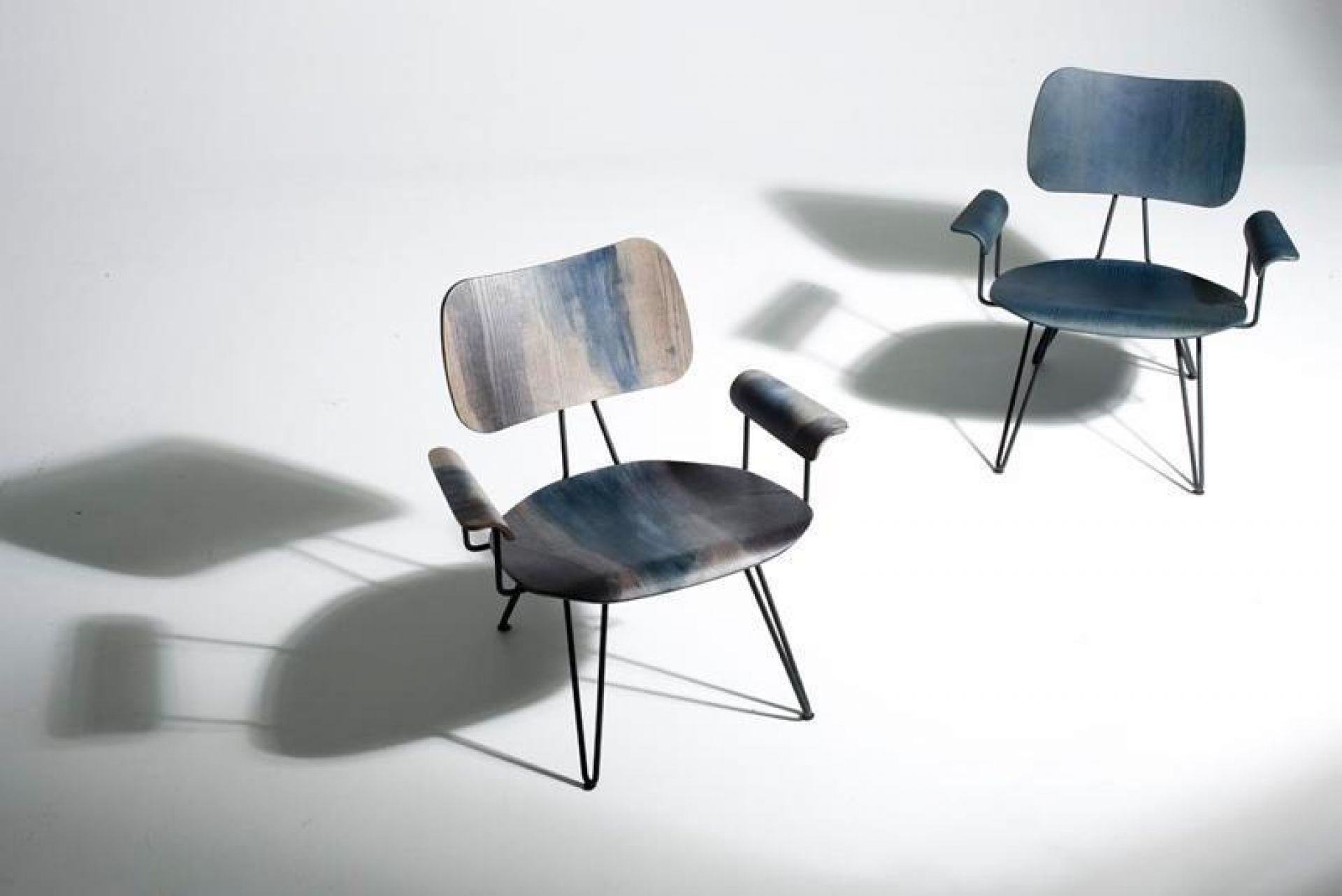 Zwei Overdyed Lounge Chairs von Moroso Diesel mit Armlehnen und Metallbeinen.