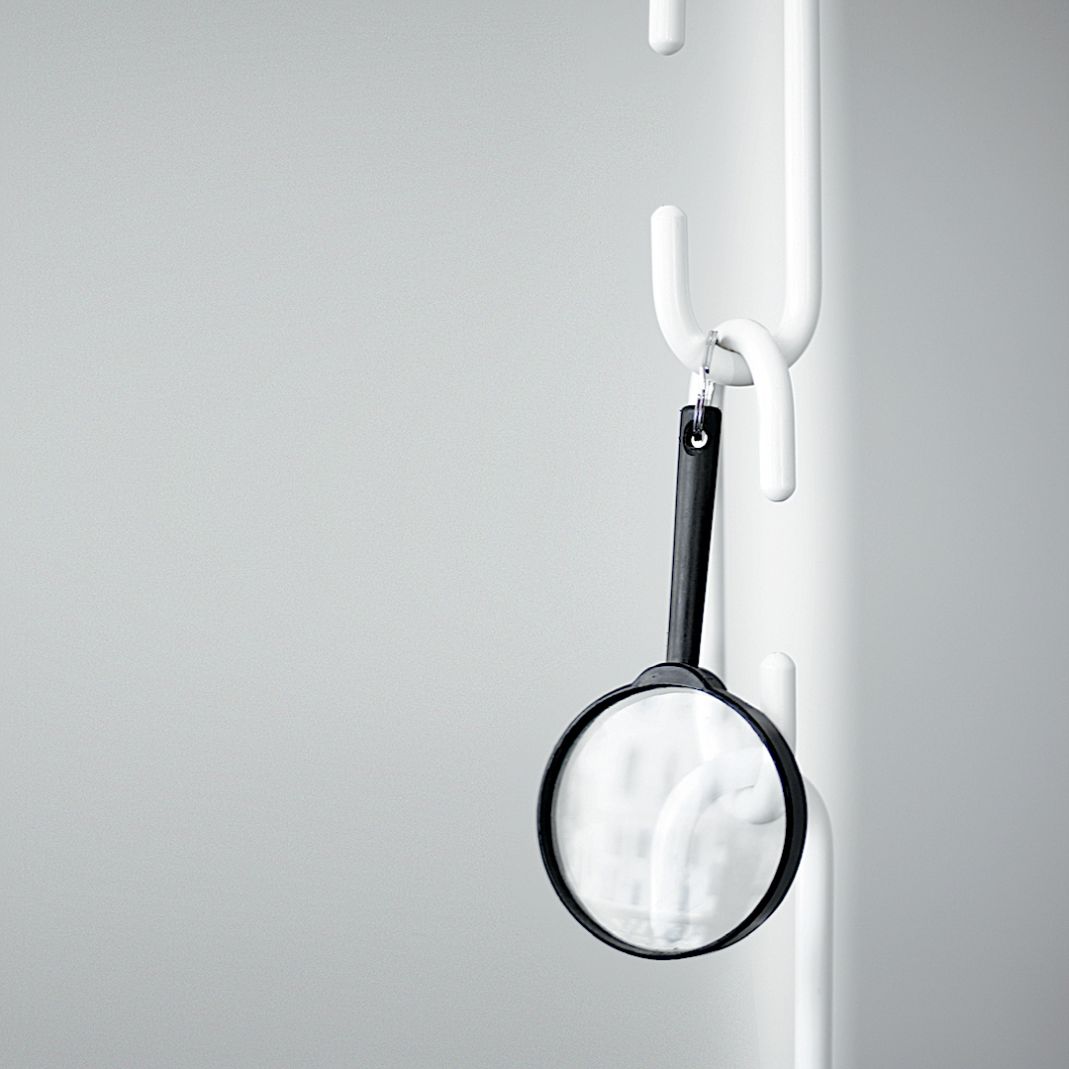 Weißer C+C Haken von Roomsafari mit Lupe, ideal für Garderobe und Wandmontage.