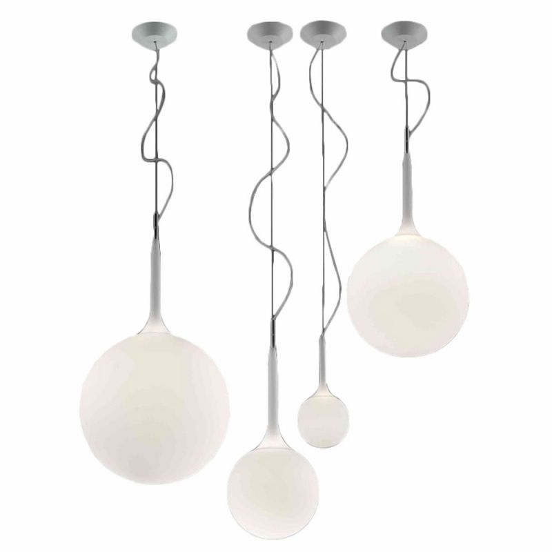 Castore Pendelleuchten von Artemide: Vier moderne Hängelampen mit runden, weißen Glasschirmen und grauen Aufhängungen.