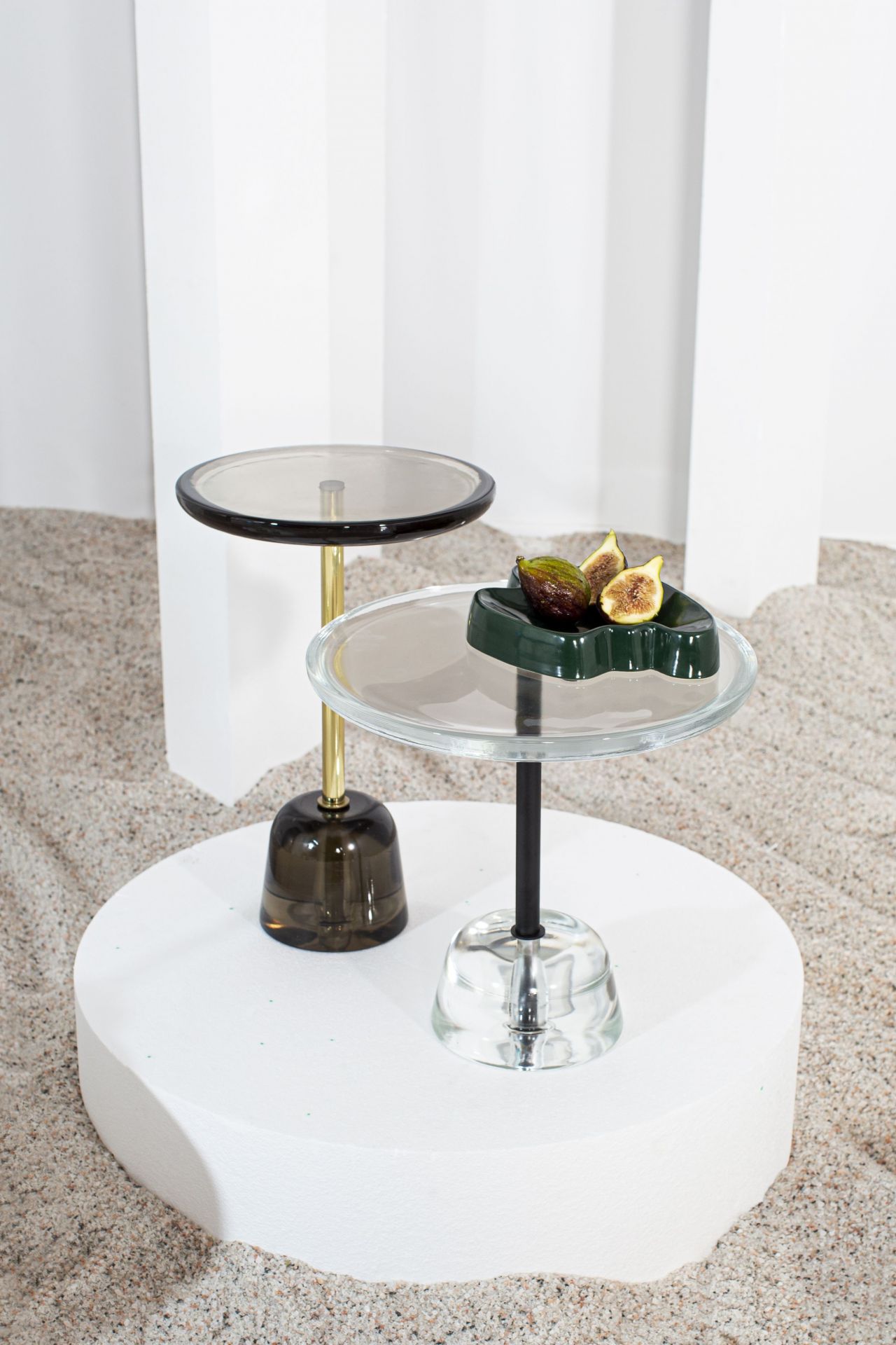 Pina low Beistelltische von Pulpo, Glas und Metall, modernes Design für Wohnzimmer.