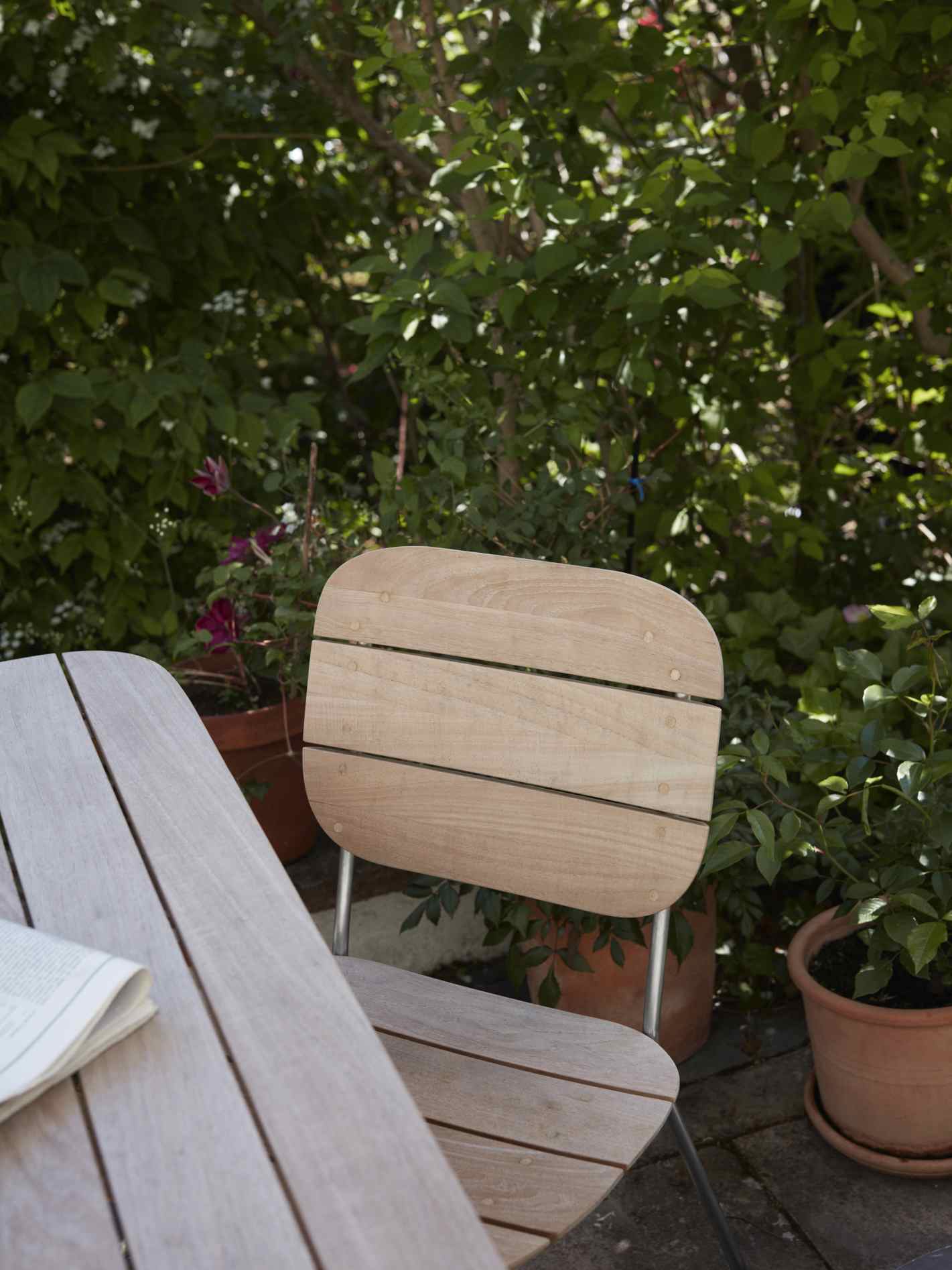 Nahaufnahme des Lilium Chair Outdoor Stuhls von Skagerak by Fritz Hansen im Garten.