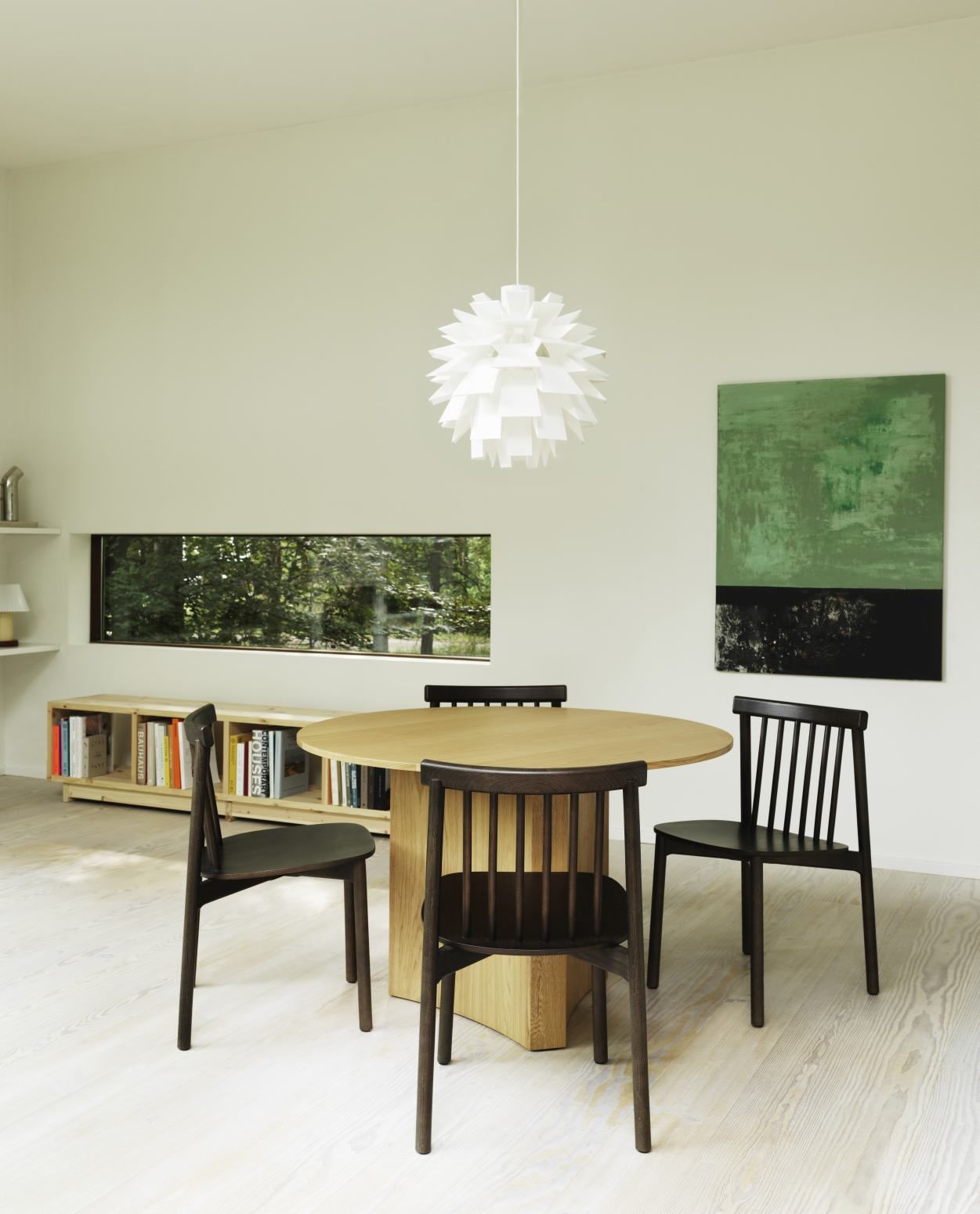 Runder Bue Table Esstisch von Normann Copenhagen aus Eiche mit Stühlen in modernem Esszimmer.