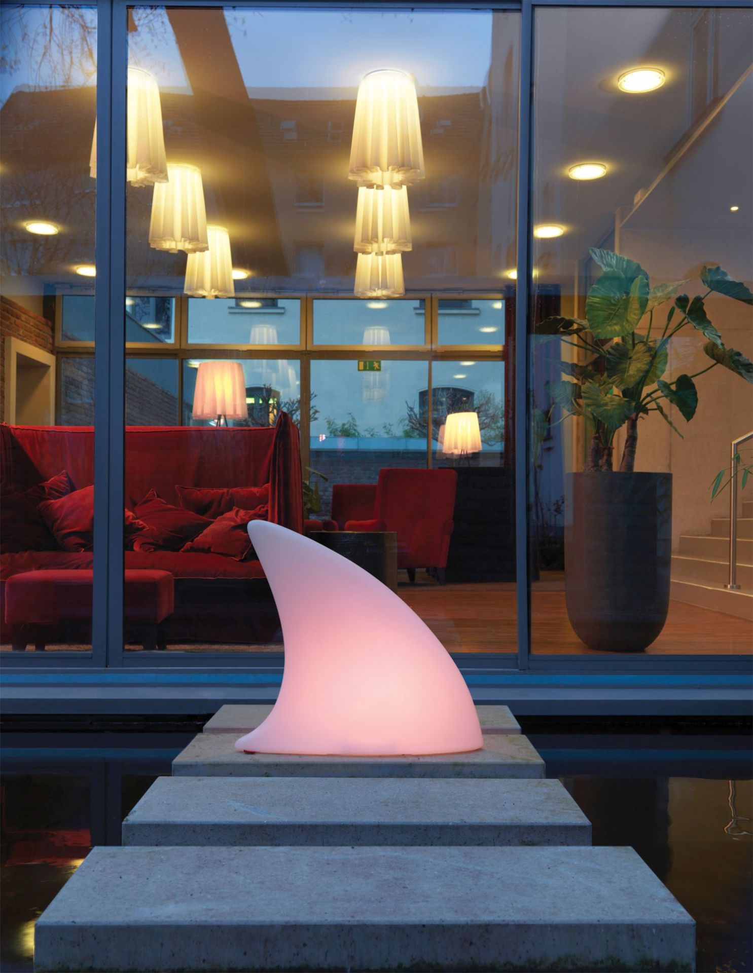 Moree Shark Haifischflosse Bodenleuchte, stimmungsvolle LED-Leuchte in Haifischflossenform, rosa beleuchtet, für den Außenbereich.