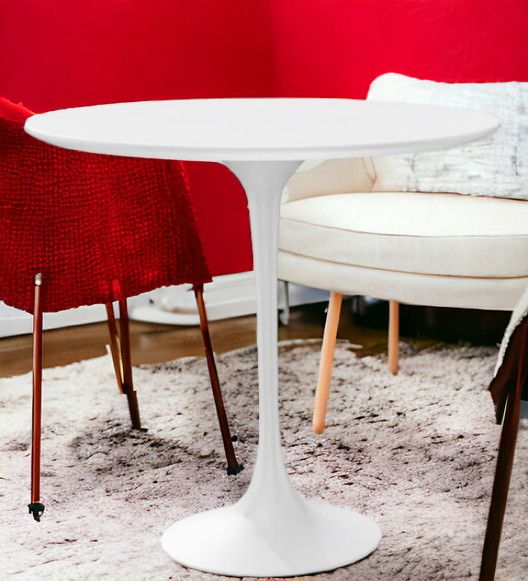 Weißer Saarinen Beistelltisch von Knoll International, oval, Höhe 52 cm, moderner Couchtisch im Wohnzimmer.