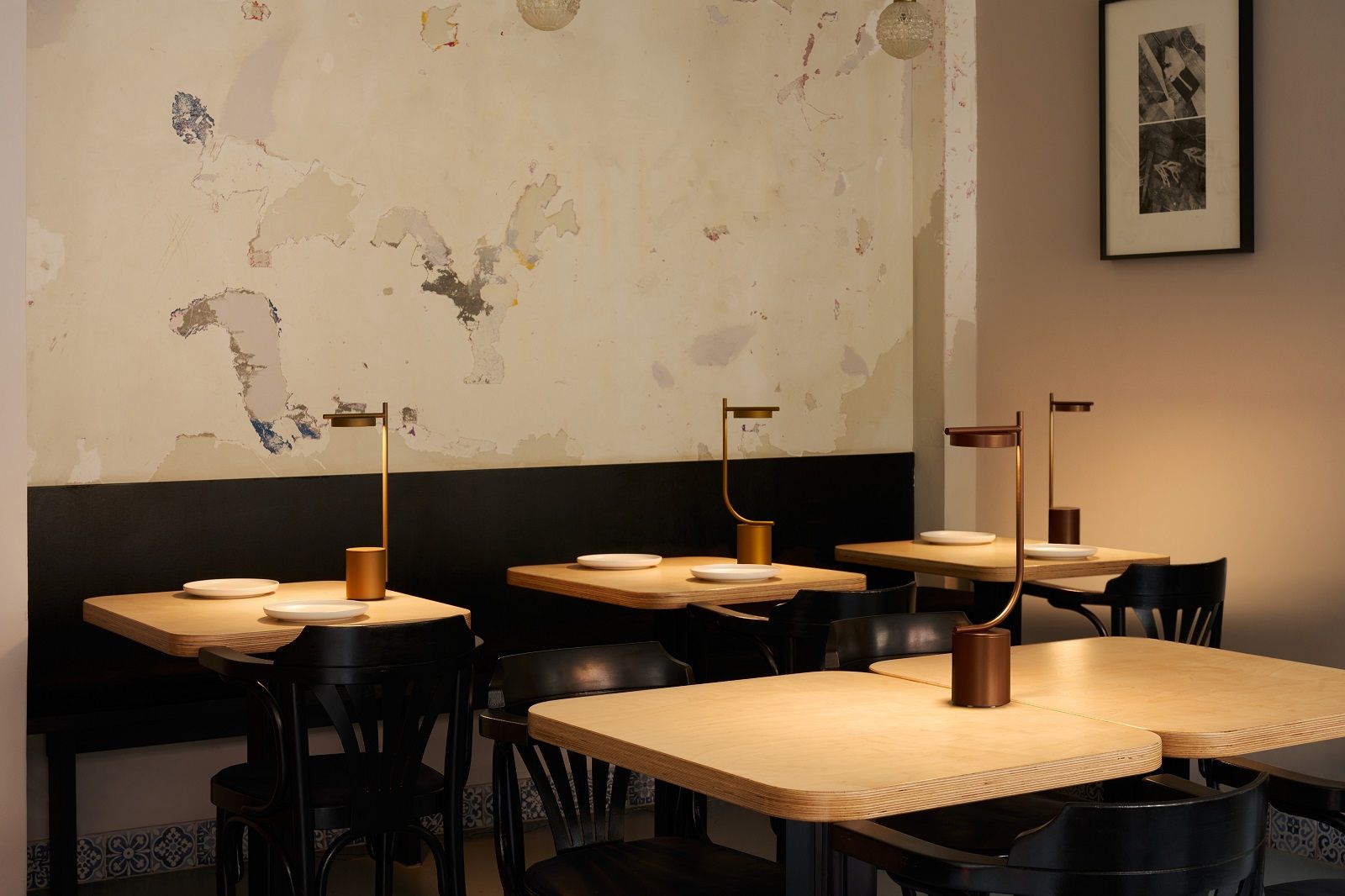 Igram Akku Tischleuchte von Grupa  auf Tischen in einem Restaurant, warmes Licht.