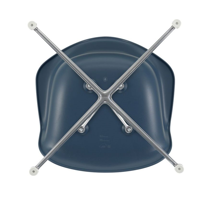 Ansicht von unten des blauen Vitra Eames Plastic Arm Chair DAL Stuhls mit verchromtem Stahlgestell.