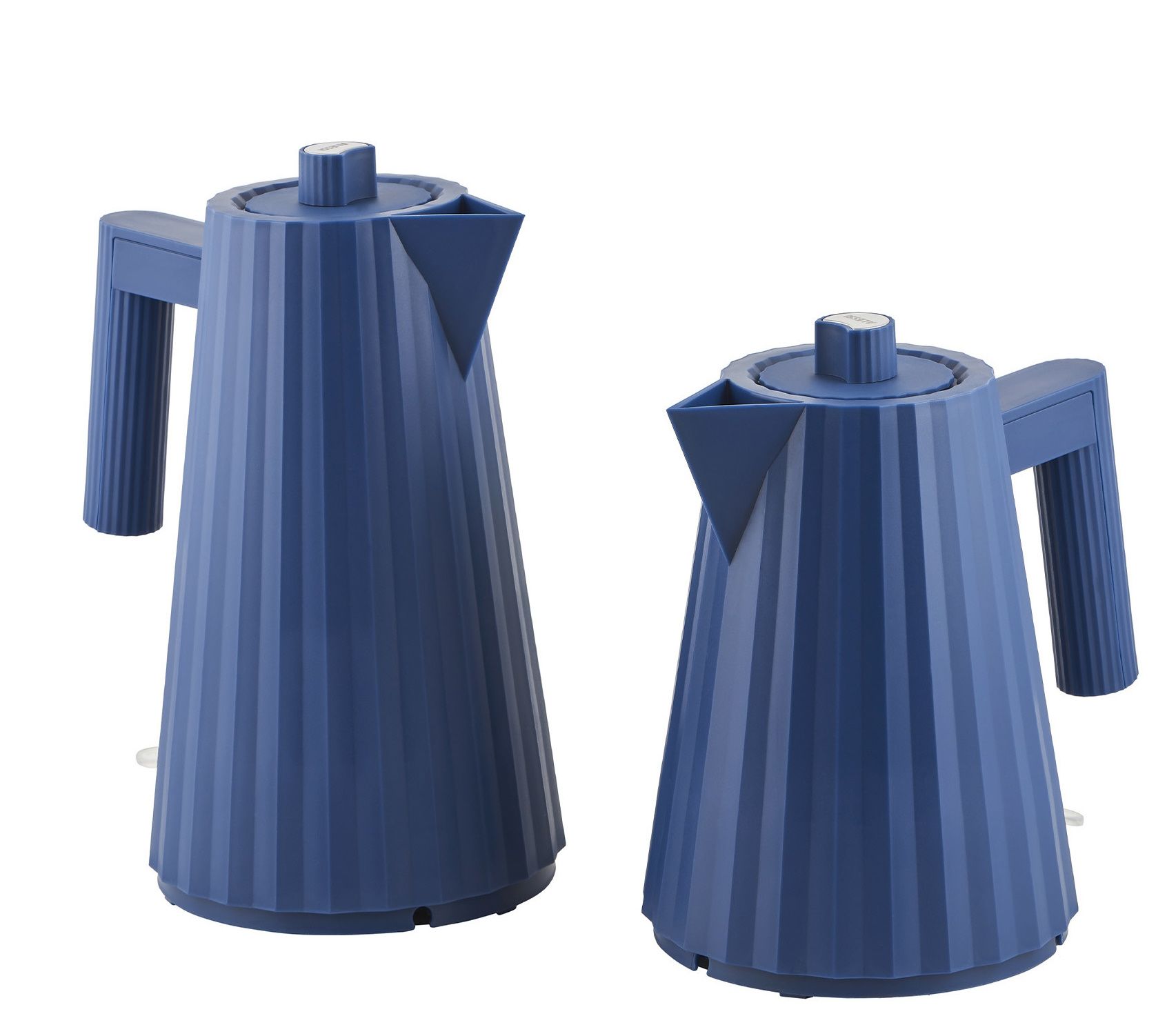 Zwei blaue Alessi Plissé Wasserkocher in verschiedenen Größen, modernes Design für die Küche.